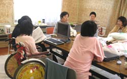 メンバーが机を囲んで談笑している写真。